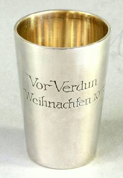 Silberner Schnapsbecher mit Inschrift "Vor Verdun Weihnachten 1917"