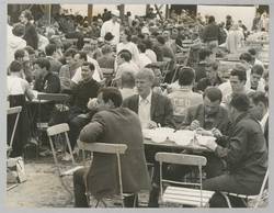 "Hochbetrieb an den Verpflegungszelten". Speisen im Freien. Turnfest 1968