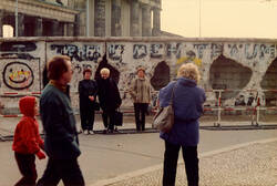 o.T., Drei ältere Frauen posieren für ein Foto vor der Mauer am Brandenburger Tor. Westseite