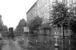 Mauerbau an der Lindenstraße mit Wachhäuschen und Sektorschild