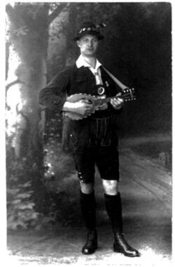 Bildnis Erich Hübner (Cottbus 1893 - 1971 Berlin, Buchhalter) in Tracht mit Mandoline