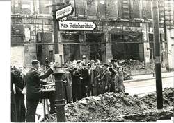 Straßenumbenennung nach der Max-Reinhardt-Gedenkfeier im Deutschen Theater ;