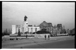 Sowjetisches Ehrenmal mit Reichstagsgebäude im Hintergrund