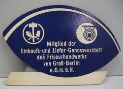 Werbeaufsteller für Mitglieder der Einkaufs- und Liefer-Genossenschaft des Friseurhandwerks von Groß-Berlin;