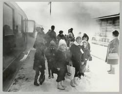 o.T., Kinderreisegruppe auf verschneitem Bahnsteig