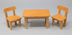 Tisch mit zwei Stühlen