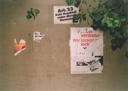 Wahlplakate von Bünsnis 90 "Art. 23. Kein Anschluß unter dieser Nummer" u.a.