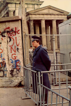 o.T., Grenzpolizist an einer Absperrung am Brandenburger Tor