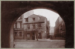 Blick durch den Eingangsbogen der Kleinen Burgstraße auf die Heiligegeiststraße 40 und die Brauhausstrasse