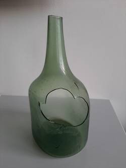 Kugelflasche, zur Vierkantflasche gedrückt aus grünem Glas