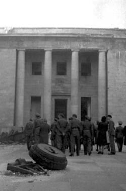 Englische Soldaten im Innenhof der Reichskanzlei
