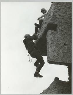 o.T., Angeseilter Kletterer am Überhang des Kletterturms Teufelsberg