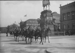 "Spazierritt d. Kaisers" Kaiser Wilhelm II mit Gefolge, reitend Unter den Linden, im Hintergrund Denkmal Friedrich II., Königliche Oper und Schloß