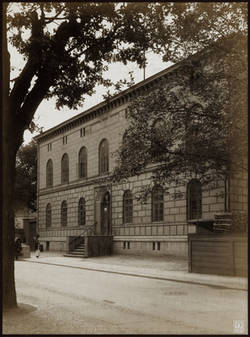 Altes Charlottenburger Polizeipräsidium, Kirchhofstraße 3.