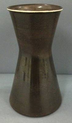 Vase, braune Engobe