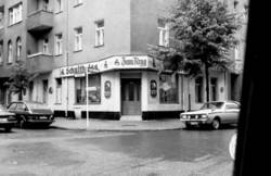o.T., Eck-Kneipe/Lokal/Gaststätte "Zum Krug", Drory Straße, Ecke Böhmische Straße, mit Werbung für Schultheiss-Bier 