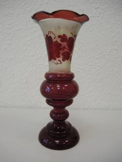 rot lasierte Vase mit floralem Dekor (1 von 2)