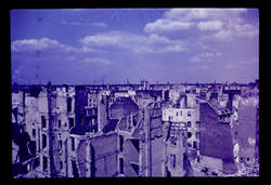 Blick über die zerstörte Luisenstadt. In der Bildmitte der Turmstumpf der Luisenstädtischen Kirche