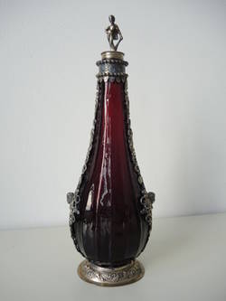 Flasche aus Rubinglas mit Silbermontierung;