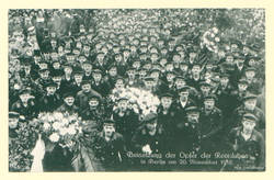 "Beisetzung der Opfer der Revolution in Berlin am 20. November 1918."; Trauerzug-Menge, in der Mitte ein Strom von Matrosen mit Blumengestecken