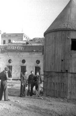 Englische Soldaten am Bunker der Reichskanzlei