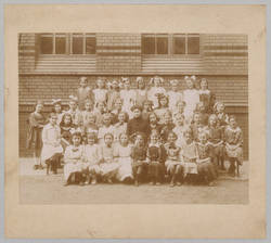 Klassenfoto einer 2. Mädchenklasse der Berliner Dorotheenschule/Dorotheen-Lyzeum in Berlin-Moabit, Wilhelmshavener Straße 2