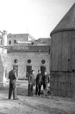 Englische Soldaten am Bunker der Reichskanzlei