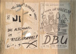 Plakate von Deutsche Biertrinker Union zur Kommunalwahl an einer Bretterwand