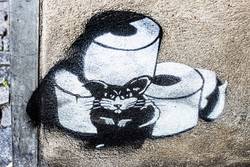 "Street Art eines unbekannten Künstlers mit der Darstellung eines Hamsters mit Toilettenpapier"