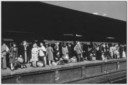 Gedränge auf dem Fernbahnhof Wannsee/Hamsterfahrten bestimmten den Nachkriegsalltag