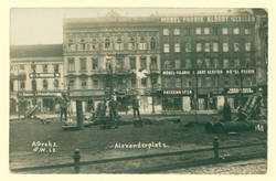"Alexanderplatz."; Vordergrund: Drei Soldaten und ein Mörser, Hintergrund: beschädigtes Gebäude.