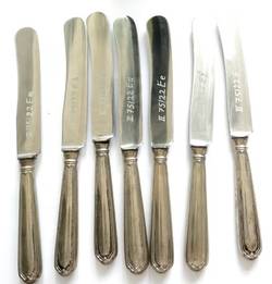 Sieben Messer mit Silbergriffen;