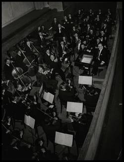 Das Orchester der Städtischen Oper und Prof. Rother
