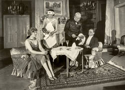 Szene mit Maria Paudler, Annemarie Steinsieck, Otto Wallburg und Heinz Rühmann in Olympia
