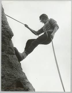 o.T., Kletterer beim Abseilen. Kletterturm Teufelsberg