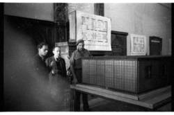 Kunststoff Montagehaus Typ England, daneben stehend Karl Böttcher, Hans Scharoun, cecil Newman