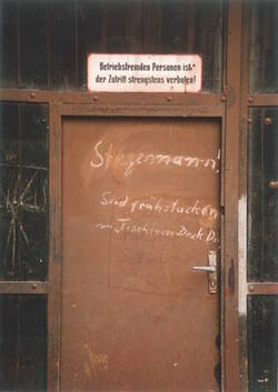 Tür mit handgeschriebener Botschaft: "Stegenmann! Sind frühstücken im Tischlein deck Dich"