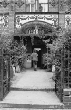 o.T., Eingang zu einer Kneipe/Lokal/Restaurant in Backsteinbau mit Vorgarten und Werbung für Pilsator-Bier und Dujardin;