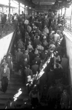Gedränge auf dem Fernbahnhof Wannsee/Hamsterfahrten bestimmten den Nachkriegsalltag.