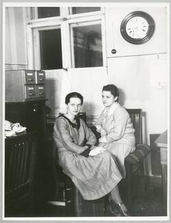 Junge Frauen, in einem Büro sitzend