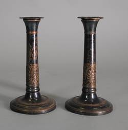 Zwei versilberte Säulenschaftleuchter aus Kupferblech mit Palmettenornamentik;
