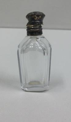 Kleiner Parfümflakon mit Silberdeckel;