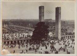 Olympia 1936. Blick auf das Ost-Tor des Reichssportfeldes.