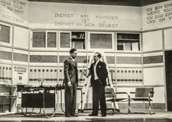 Szene im II. Akt mit Curt Bois und Karl Elzer in Dienst am Kunden