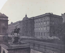 Blick von der Burgstraße zum Königlichen Schloss, im Vordergrund das Reiterstandbild des Großen Kurfürsten auf der Langen Brücke;