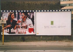 Werbeplakat-Wand mit Zigaretten-Werbung und Graffito "Bitte keine Werbung"