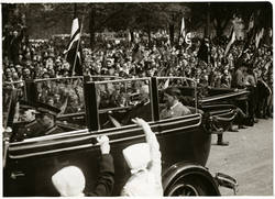 Der 1. Mai in Berlin. Hindenburg und Hitler bei der Anfahrt zur Kundgebung.