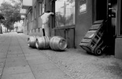 o.T., Straßenszene. Anlieferung von Flaschen-Bier und Bier-Fässern für eine Kneipe