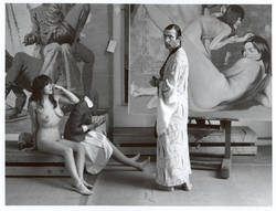 Der Künstler Johannes Grützke in seinem Atelier