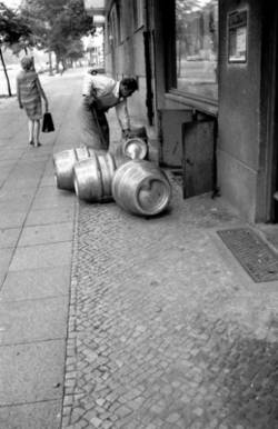 o.T., Straßenszene. Anlieferung von  Bier-Fässern für eine Kneipe